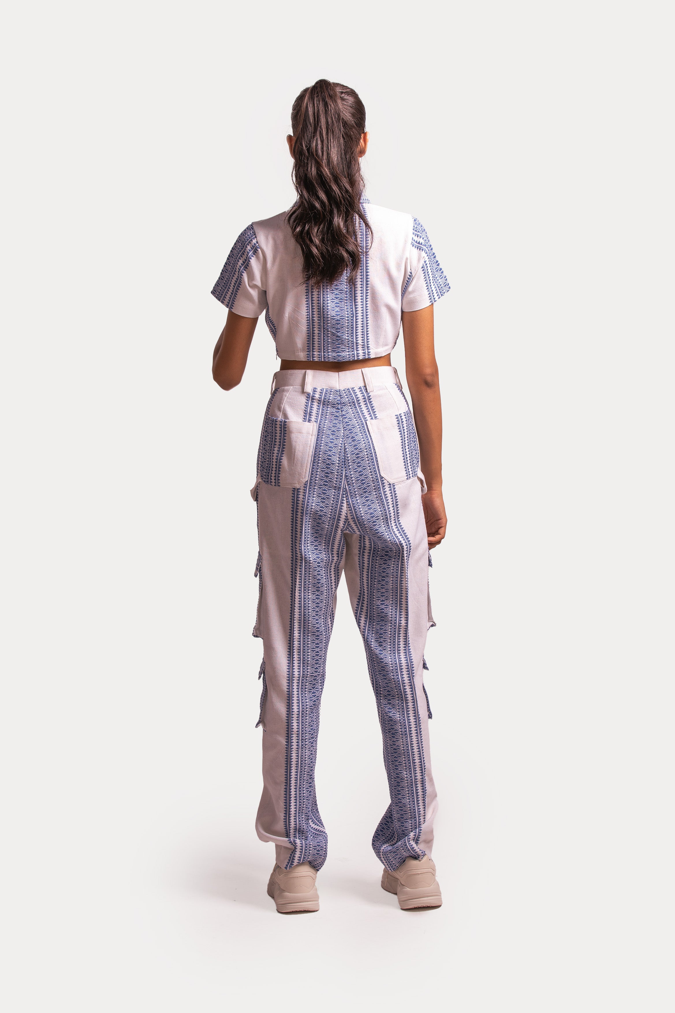 #Color_White Blue Pattern