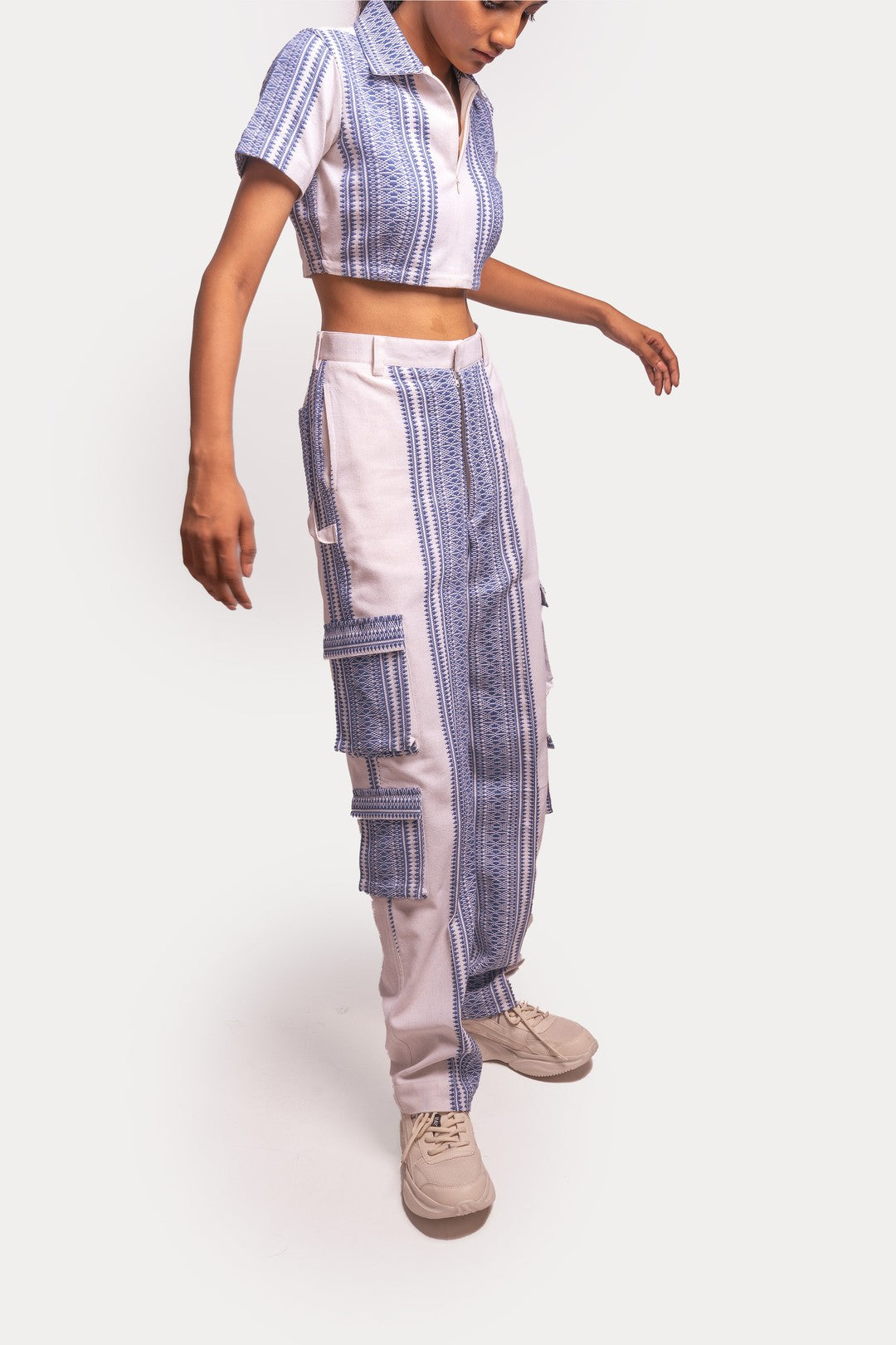 #Color_White Blue Pattern