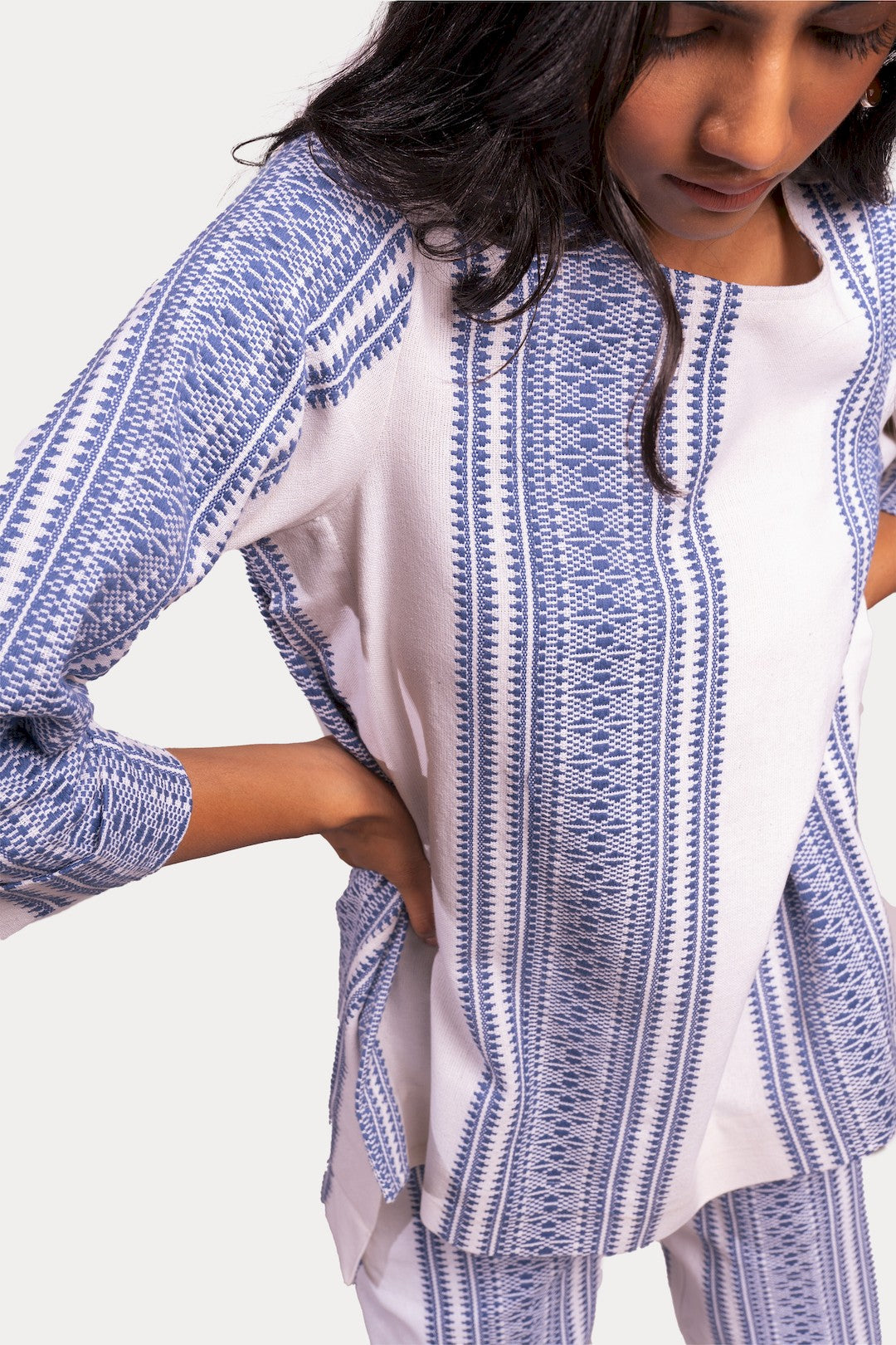 #Color_White Blue Pattern