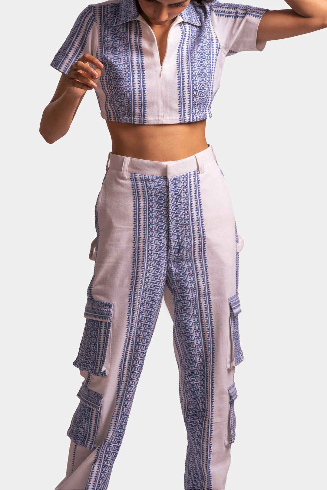 #Color_White Blue Pattern